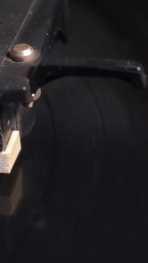 Overhead Close Up of Rotating Vinyl Record on Turntable Vidéo 346774272