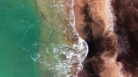 Overhead close up of turquoise wave breaking on beach, Bulgaria Vidéo 341756014
