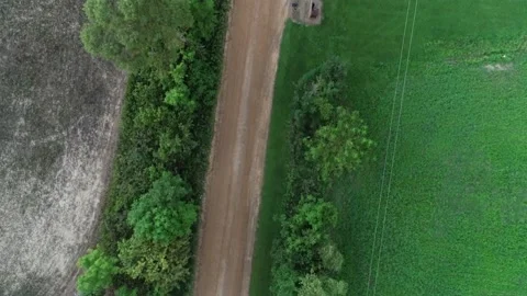 Overhead of a county dirt road Vidéo 230180171