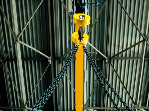 Overhead crane moves in large workshop Video stock 77926918