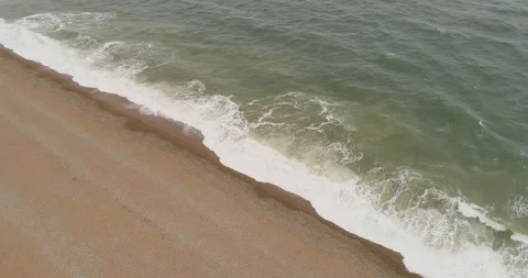 Overhead diagonal shot of the tide at Brighton beach Video stock 124702251