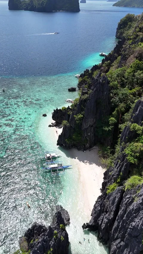 Overhead drone shot of boats floating on clear turquoise ocean Видео 332707980