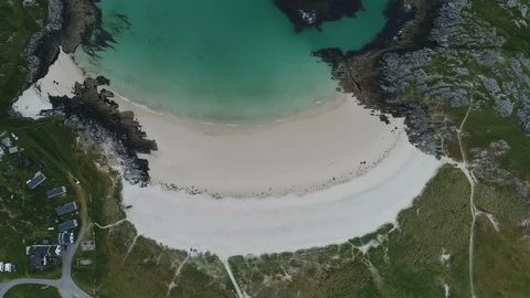 Overhead drone shot of crescent shaped white sandy beach in Scotland Stockbeeldmateriaal 98938772