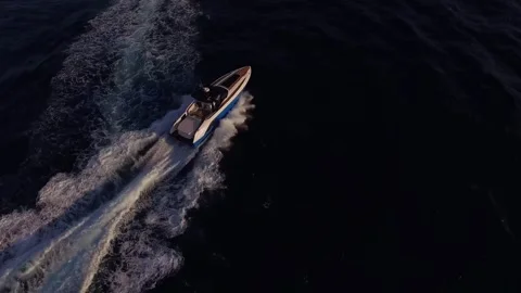Overhead Drone Shot of Speedboat on Deep Blue Sea, Foaming Wake, Top Down Vídeo Stock 340344522