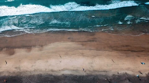 Overhead Drone Shot of Waves and Beach 库存影片 89784366