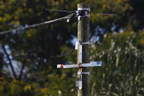 Overhead Fiber Data Cable Post With Metal Bracket Foto stock