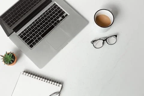 Overhead Flat Lay of Laptop, Blank Notepad, Glasses, Succulent Plant, and C.. Foto stock