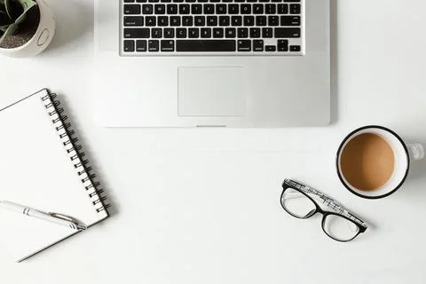 Overhead Flat Lay of Laptop, Blank Notepad, Coffee, Glasses, and Succulent .. Foto stock