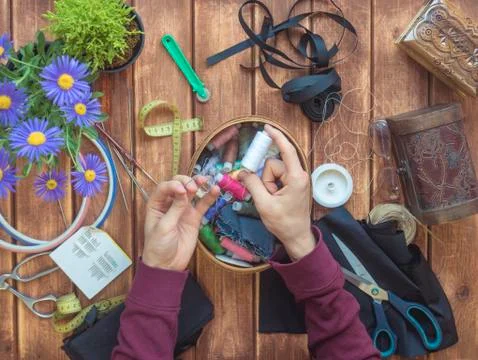 Overhead hands holding thread for knitting flat lay Foto stock