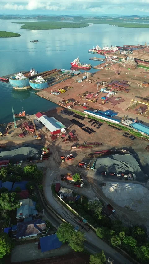 Overhead Insight into a Vibrant Coastal Logistics Hub and Large-Scale Vesse.. Video stock 337283057