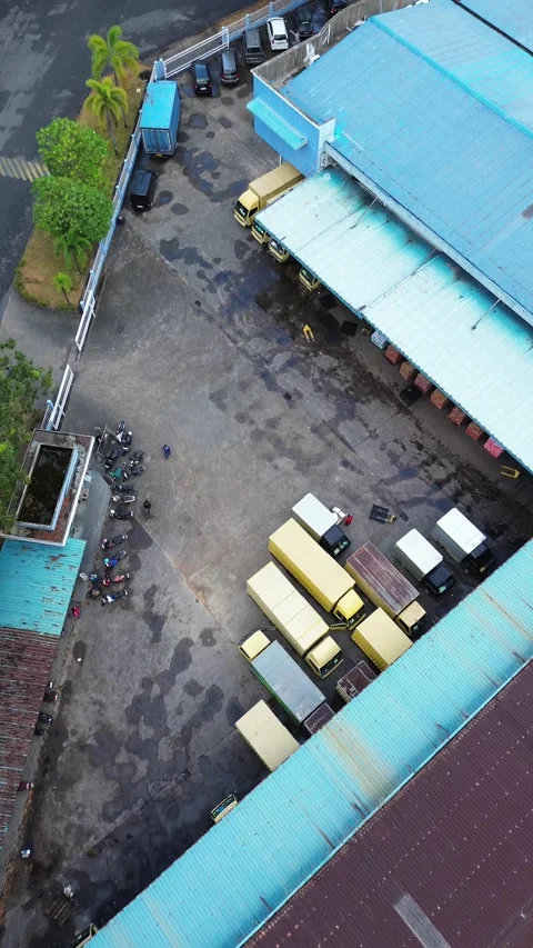 Overhead perspective of a bustling logistics and industrial complex showcas.. Video stock 339039915