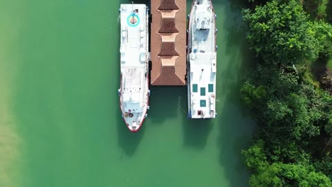 Overhead Perspective of Elegant Vessels Moored on Emerald Waters Beside Vidéo 325187285