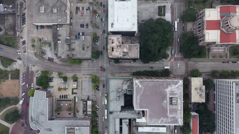 Overhead red rooftops and freeway lanes in downtown Houston 库存影片 97998827