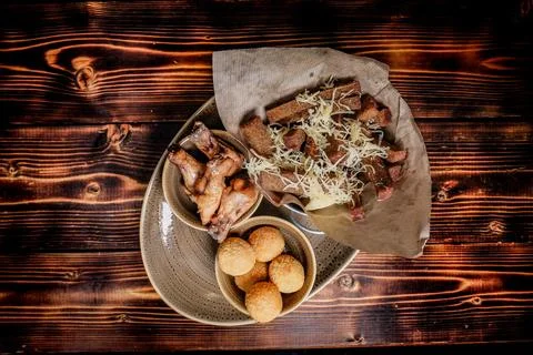 Overhead shot of an assorted appetizers set for beer with chicken wings, crou Foto stock