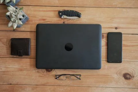 Overhead shot of black objects in daily use and a cactus over a wooden table Stockfoto's
