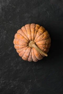 Overhead Shot of Cinderella Squash on Dark Gray Stone Surface Foto stock