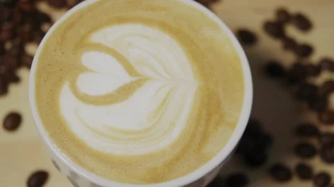 Overhead shot of coffee cup with art latte depicting a heart. Vídeo Stock 334648867