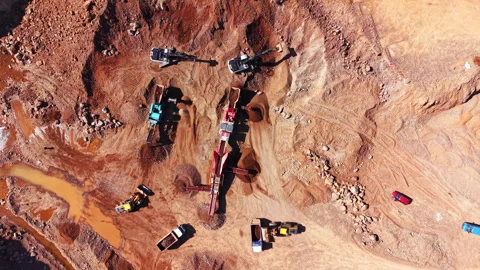Overhead shot of excavator digging rocky quarry slope Vidéo 345153939