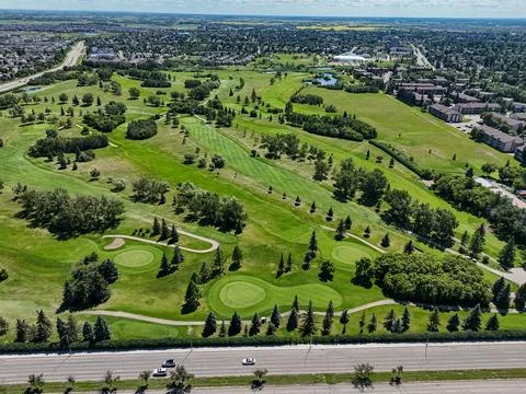 Overhead shot of golf course and suburban housing in Saskatoon Foto stock
