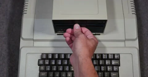 Overhead Shot Inserting and Removing 5.25-inch Floppy Drive	 	 스톡 동영상 67299834