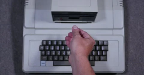 Overhead Shot Inserting and Removing 5.25-inch Floppy Drive	 	 스톡 동영상 67299848