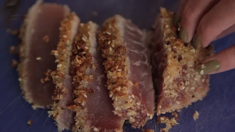 Overhead shot of slicing cooked ahi tuna Video stock 116852600