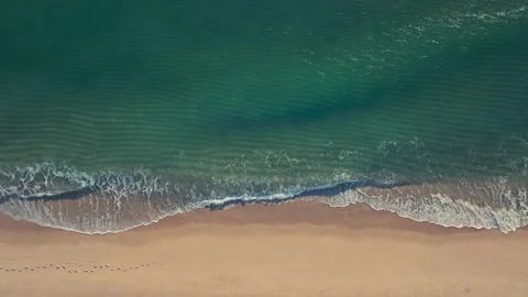 Overhead shot of waves breaking on beautiful tropical beach Florida Mexico Stockbeeldmateriaal 280507540