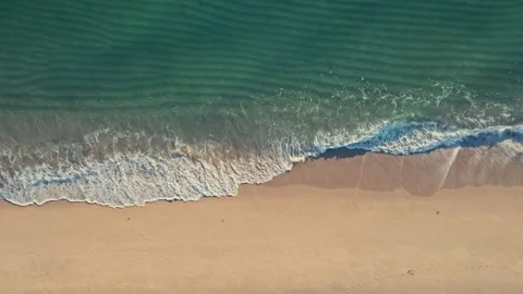 Overhead shot of waves breaking on beautiful tropical beach Florida Mexico Vidéo 280507541