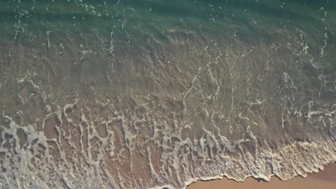 Overhead shot of waves breaking on beautiful tropical beach Florida Mexico Vídeo Stock 280507542