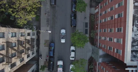Overhead of a silver convertible between Harlem fire escapes 库存影片 63082523