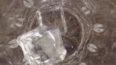 Overhead slow motion shot: ice cubes falling in a transparent glass, Vidéo 199371182