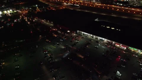Overhead surveillance camera angle of parking lot during infamous 2020 riots Vidéo 134505599