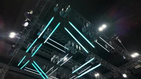Overhead suspended LED light bars creates a futuristic geometric pattern. 库存影片 337334276