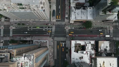 Overhead taxis at intersection Manhattan high buildings New York City NYC Vidéo 155730276