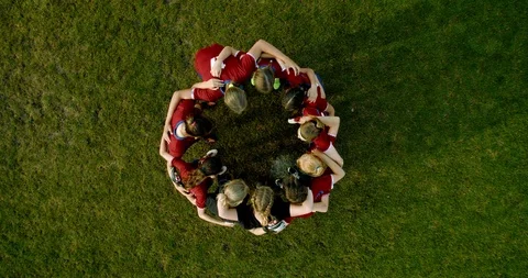 OVERHEAD Teenager girls soccer players huddling up before game Vidéo 109573057