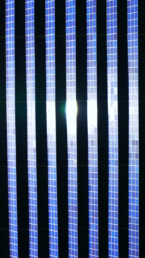 Overhead texture of solar panel rows with bright glare Vertical video. 스톡 동영상 338008101