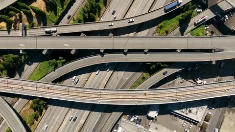Overhead time lapse of traffic on intersecting highways. Vidéo 260208259