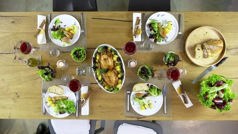 Overhead top view table with nobody and then four caucasian friends eating lunch 動画素材 75535564