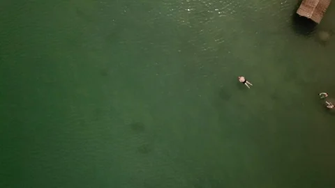 Overhead Tracking Shot of People in the Dead Sea Видео 95597607
