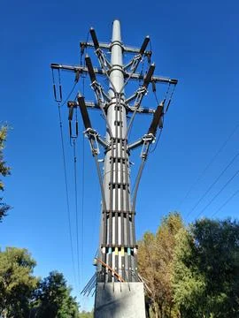 Overhead-to-underground termination structure. Cable transition pole Foto stock