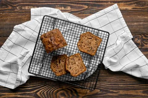 Overhead view of biscuit cake with walnut on baking grid Foto stock