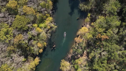 Overhead View of Boat in Winding Spring River Видео 331318240