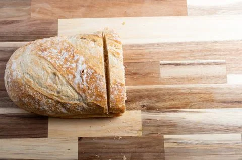 Overhead view of bread loaf on cutting board  rustic food scene Foto stock