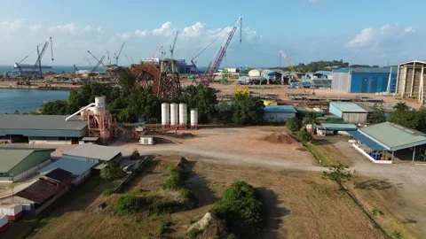Overhead view of a bustling coastal manufacturing hub with numerous cranes .. Stock-Footage 339038528