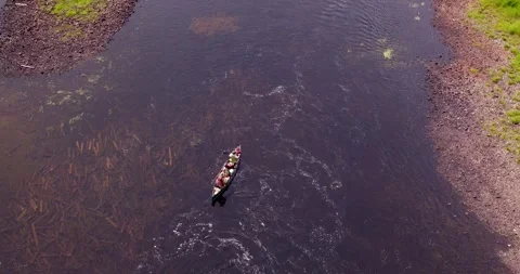 An overhead view of a camping canoe trip on the St. Croix river in Maine Video stock 304013352