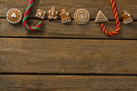 Overhead view of candy canes with gingerbread cookies arranged on table Foto stock