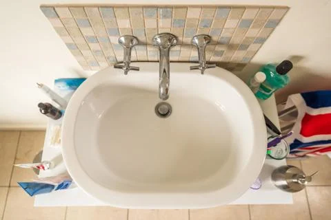 Overhead View Classical Acrylic Top Sink along with a full bathtub and faucets 스톡 사진