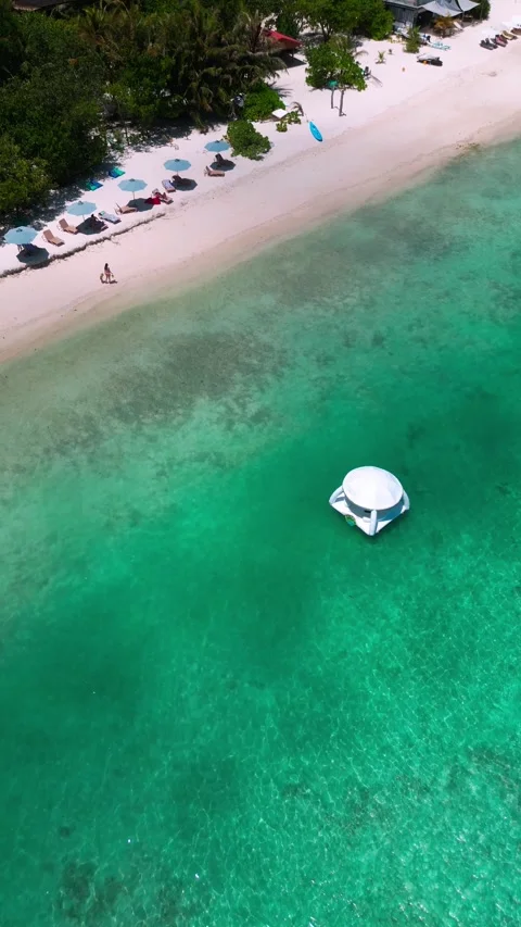 Overhead view of coastal dome surrounded by parasols and loungers Vídeos de archivo 347397641
