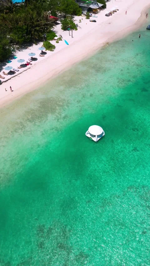 Overhead view of coastal dome surrounded by parasols and loungers Vídeo Stock 347398512
