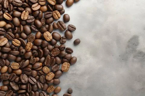  Overhead view of coffee beans framing the edges, providing ample copy spa... Stock-Fotos